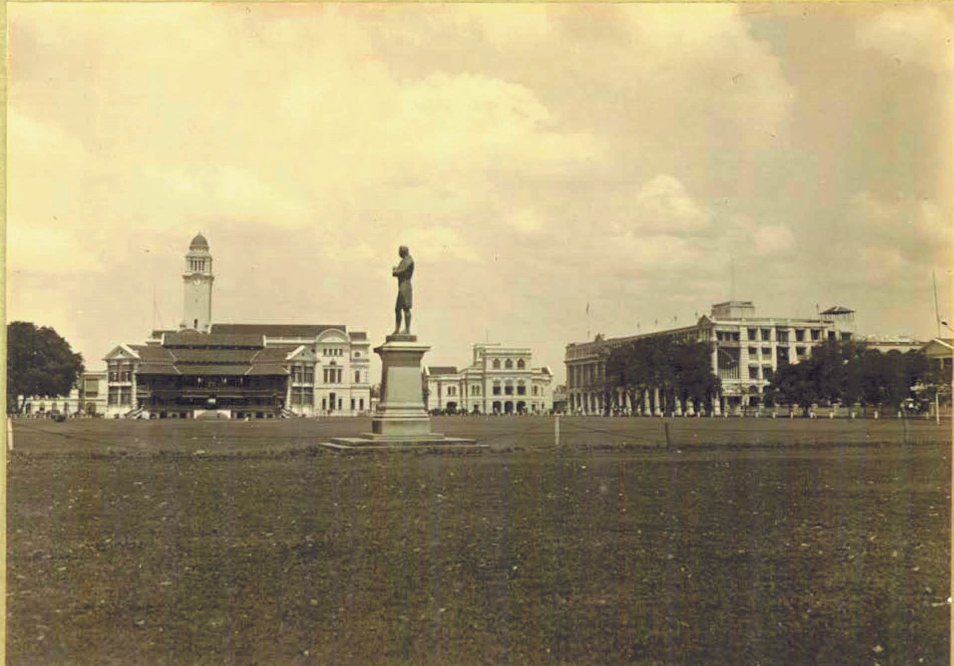 Buildings and landmarks around the Esplanade (Souvenir of Singapore, 1914, p. 12)